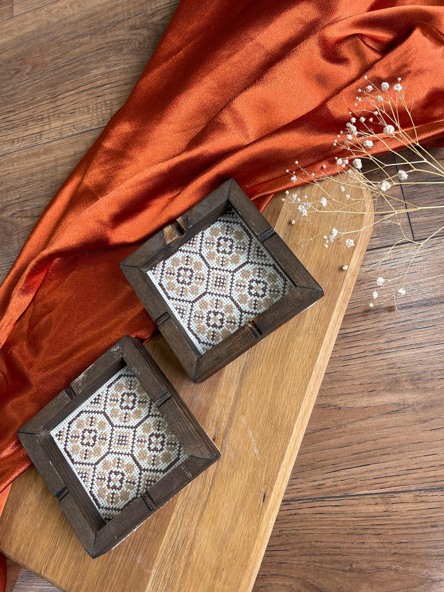 مكتة خشبية وتطريز - WOOD AND TATREEZ TRAY