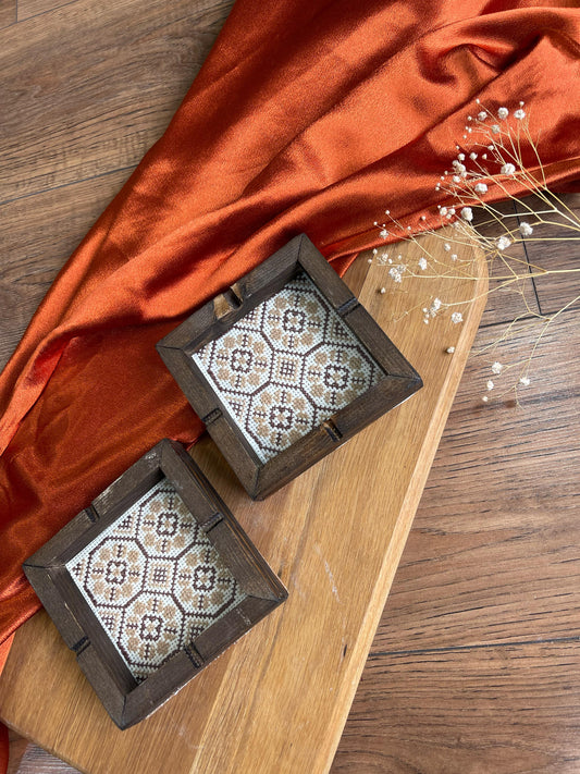 مكتة خشبية وتطريز - WOOD AND TATREEZ TRAY
